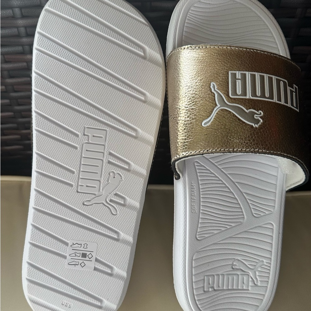 NWT PUMA Cool Cat 2.0 Slide Sandal
(Women) 9M
PUMA GOLD-PUMA SILVER-WHITE COLOR - Picture 3 of 5